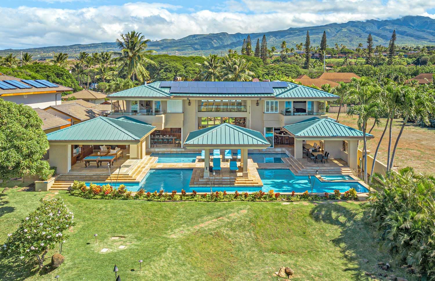 Kaanapali Beachfront Estate pool and lawn facing the ocean